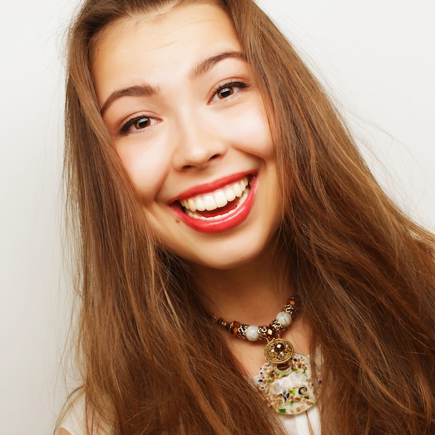 Belle jeune femme surprise. Prise de vue en studio.