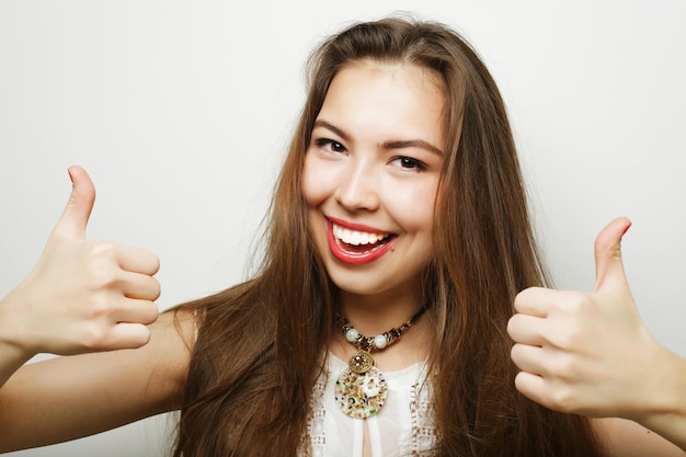 Belle jeune femme surprise Studio shot