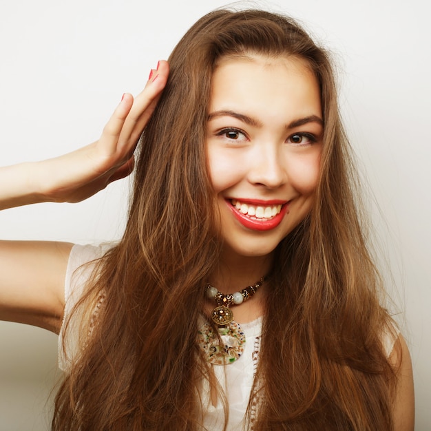 Belle jeune femme surprise. Tourné en studio.