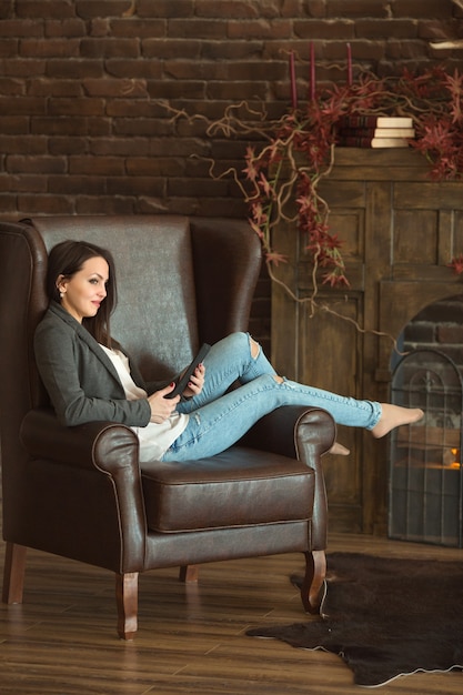 belle jeune femme avec tablette à la maison sur le canapé