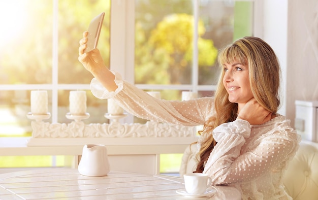 Belle jeune femme avec tablette numérique