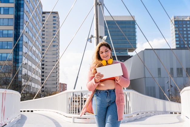 Belle jeune femme taille plus à l'extérieur