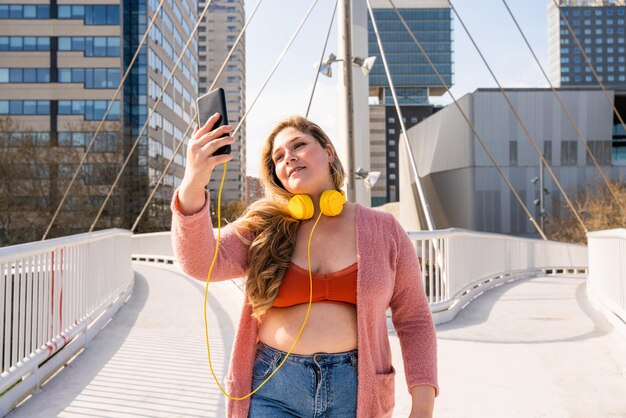 Belle jeune femme taille plus à l'extérieur