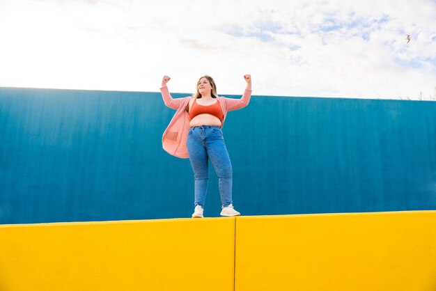 Belle jeune femme taille plus à l'extérieur