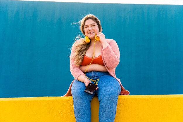 Belle jeune femme taille plus à l'extérieur