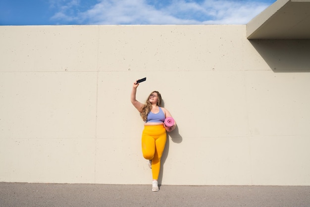 Belle jeune femme taille plus à l'extérieur