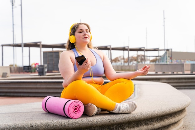 Belle jeune femme taille plus à l'extérieur