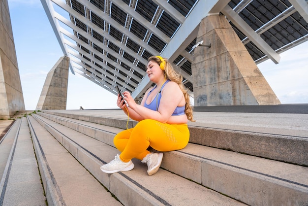 Belle jeune femme taille plus à l'extérieur