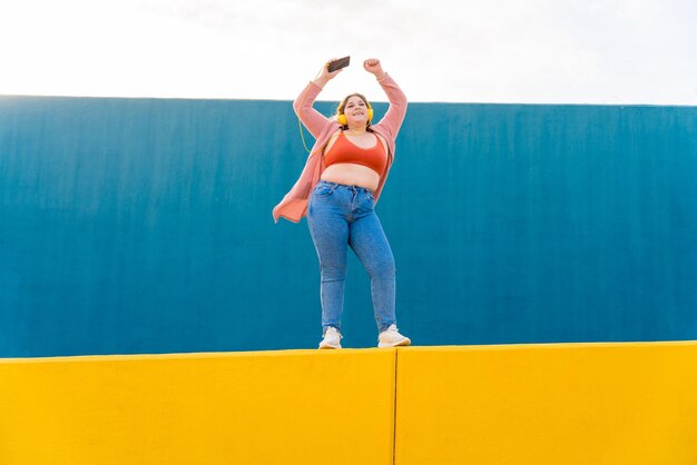 Belle jeune femme taille plus à l'extérieur