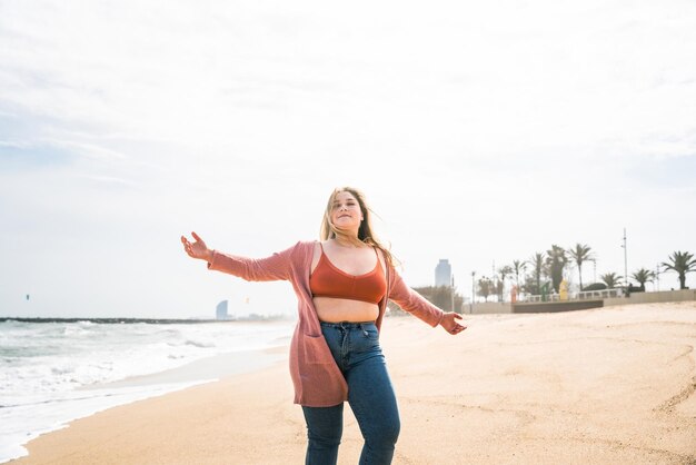 Belle jeune femme taille plus à l'extérieur