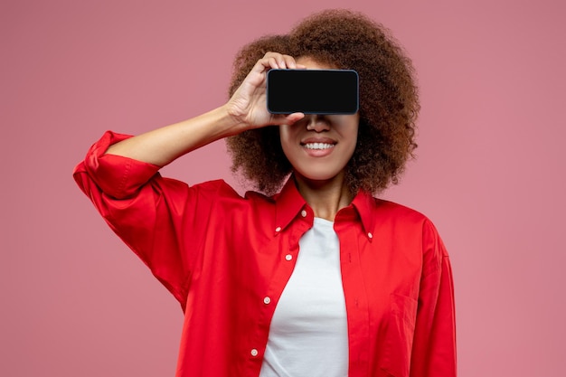 Belle jeune femme avec un téléphone dans les mains