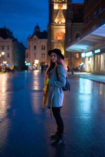 Belle jeune femme tenant un parapluie jaune