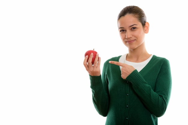 Belle jeune femme tenant et pointant sur la pomme rouge