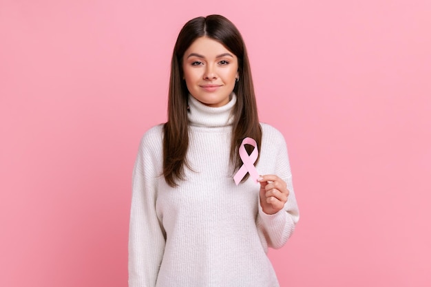 Belle Jeune Femme Tenant Un Ruban Rose Symbole Du Soutien Du Cancer Du Sein Aux Patientes En Oncologie