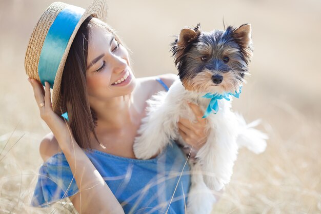 belle jeune femme tenant son petit chien mignon.