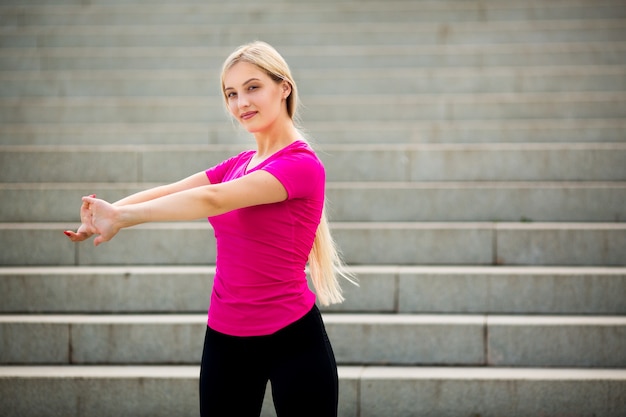 Belle jeune femme en tenue de sport