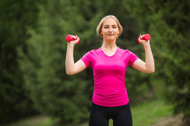 Belle jeune femme en tenue de sport