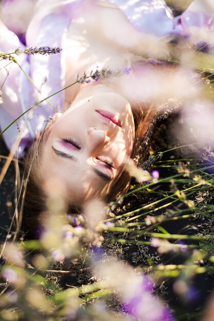 Belle jeune femme sur le terrain d'été