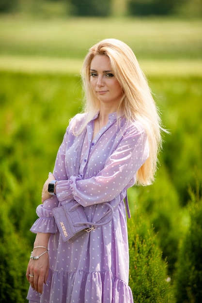 Belle jeune femme sur le terrain d'été