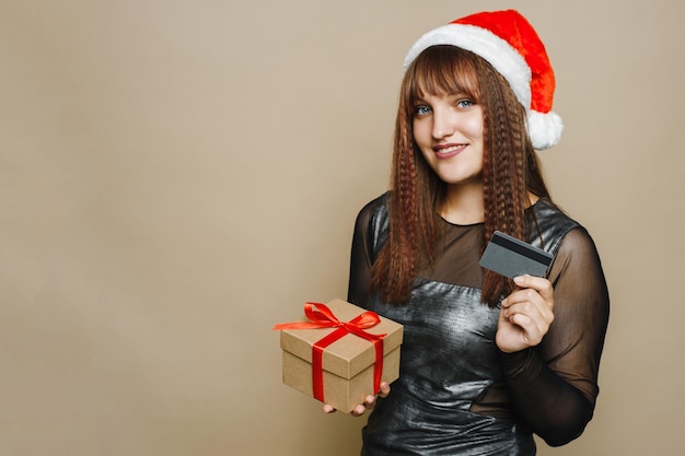 Belle jeune femme tient un cadeau de Noël