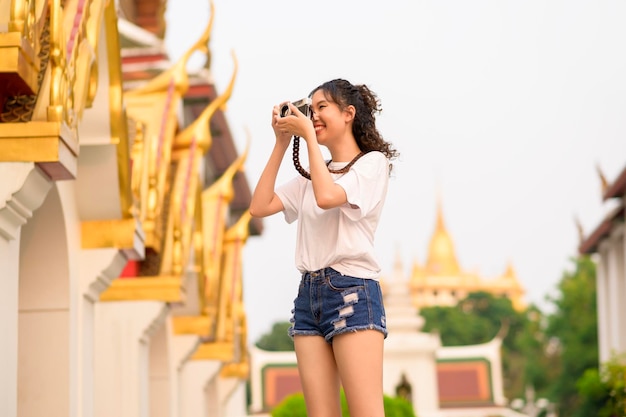 Belle jeune femme touriste asiatique en vacances visiter et explorer la ville de Bangkok