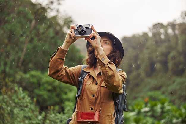 Belle jeune femme touriste caucasienne dans les jungles d'Afrique équatoriale