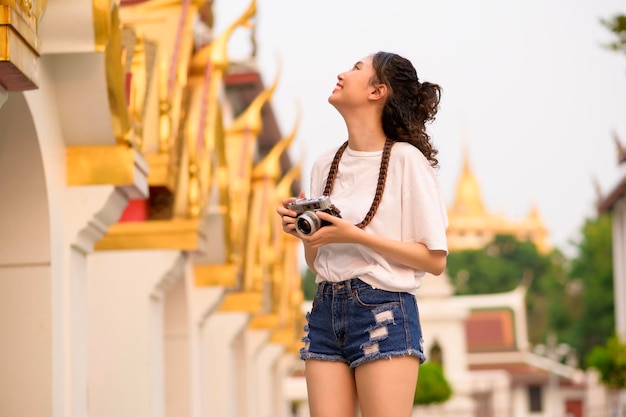 Belle jeune femme touristique asiatique en vacances visiter et explorer Bangkok