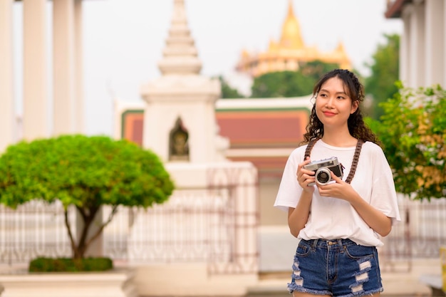 Belle jeune femme touristique asiatique en vacances visiter et explorer la ville de Bangkok en Thaïlande