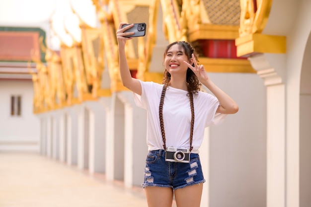 Belle jeune femme touristique asiatique en vacances visiter et explorer la ville de Bangkok en Thaïlande