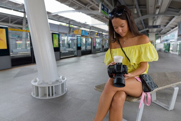 Belle jeune femme touristique explorant la ville de Bangkok