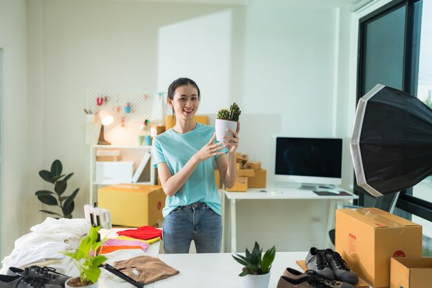 Belle jeune femme travaillant dans une boutique en ligne portant des vêtements décontractés