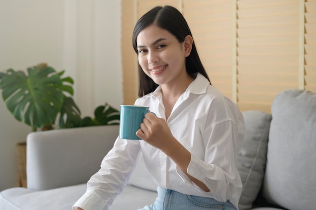 Belle jeune femme travaille avec son ordinateur à la maison