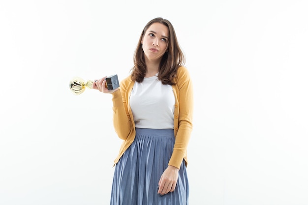 Belle jeune femme avec un trophée