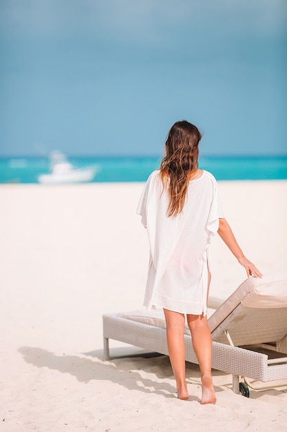 Belle jeune femme en vacances à la plage dans les Caraïbes