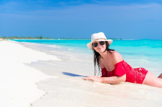 Belle jeune femme en vacances à la plage tropicale