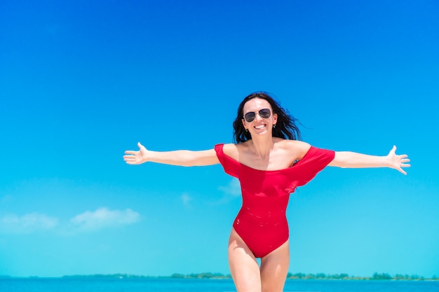 Belle jeune femme en vacances à la plage tropicale