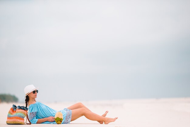 Belle jeune femme sur les vacances à la plage