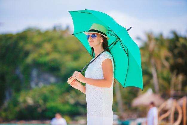 Belle jeune femme sur les vacances à la plage