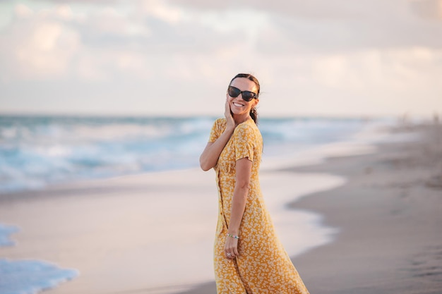 Belle jeune femme sur les vacances à la plage