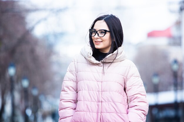 Belle jeune femme avec veste chaude d'hiver à la mode