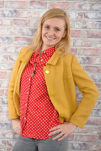 Belle jeune femme avec une veste jaune