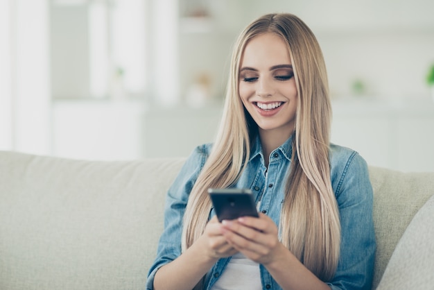 Belle jeune femme en vêtements décontractés