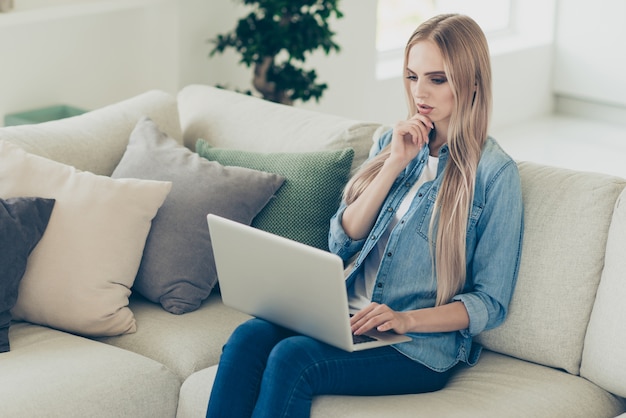 Belle jeune femme en vêtements décontractés