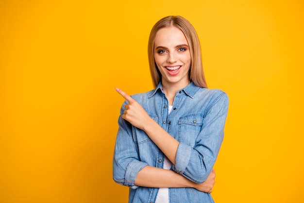 Belle jeune femme en vêtements décontractés