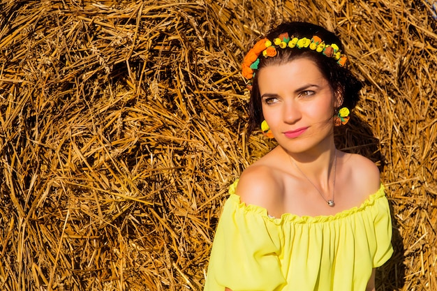 Belle jeune femme vêtue d'une robe jaune