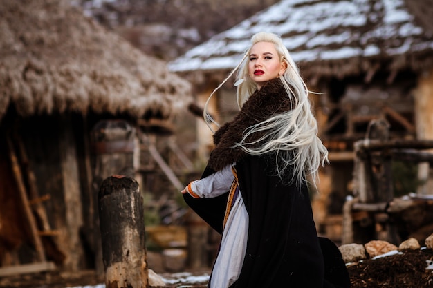 Belle jeune femme vêtue de vêtements viking