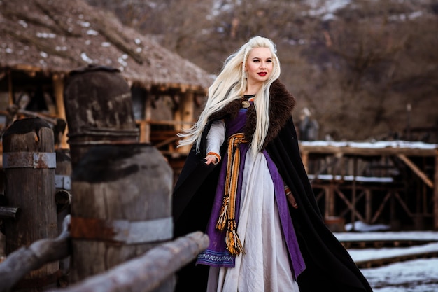 Belle jeune femme vêtue de vêtements viking