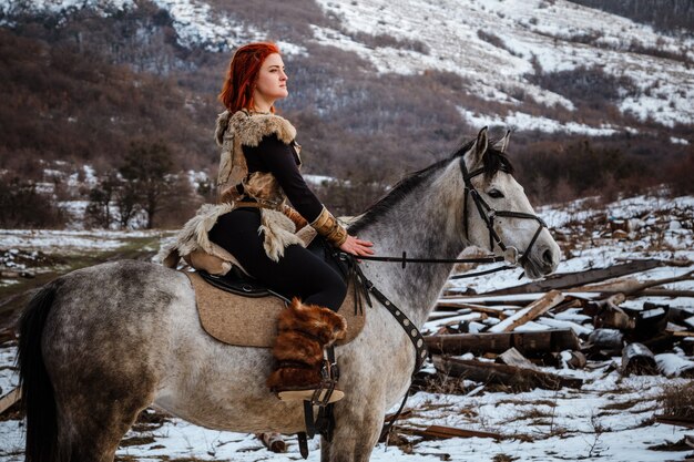 Belle jeune femme vêtue de vêtements viking