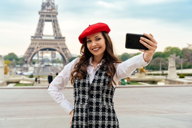 Belle jeune femme visitant paris et la tour eiffel
