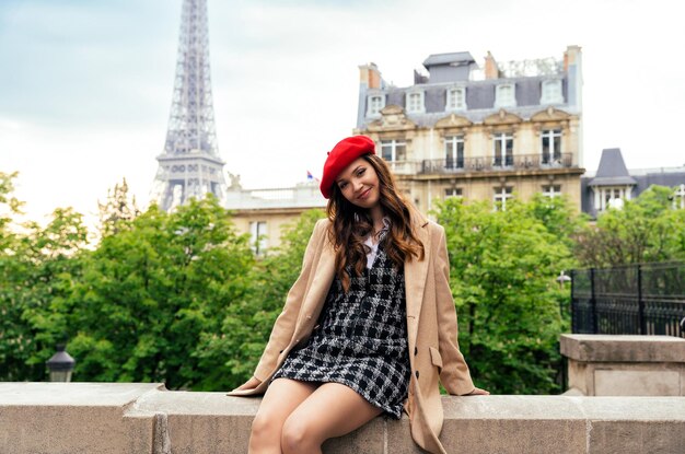 Photo belle jeune femme visitant paris et la tour eiffel